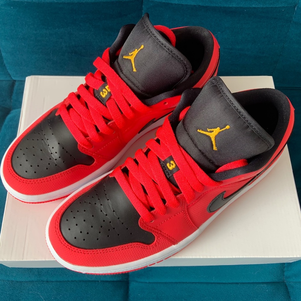 PRE-OWNED ♦️♠️ Jordan 1 Low Siren Red - 7W